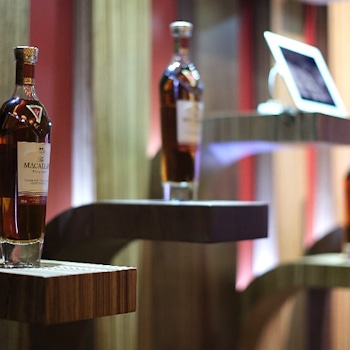 Macallan Whiskey Experience Exhibition Design by Studio Königshausen. Toast the Macallan is a versatile venue, housing a pop-up event, retail store, and evening bar. By day, it welcomes walk-in customers to a dynamic shopping and exhibition area. The space transforms into an intimate bar as night falls, offering exclusive tasting sessions.